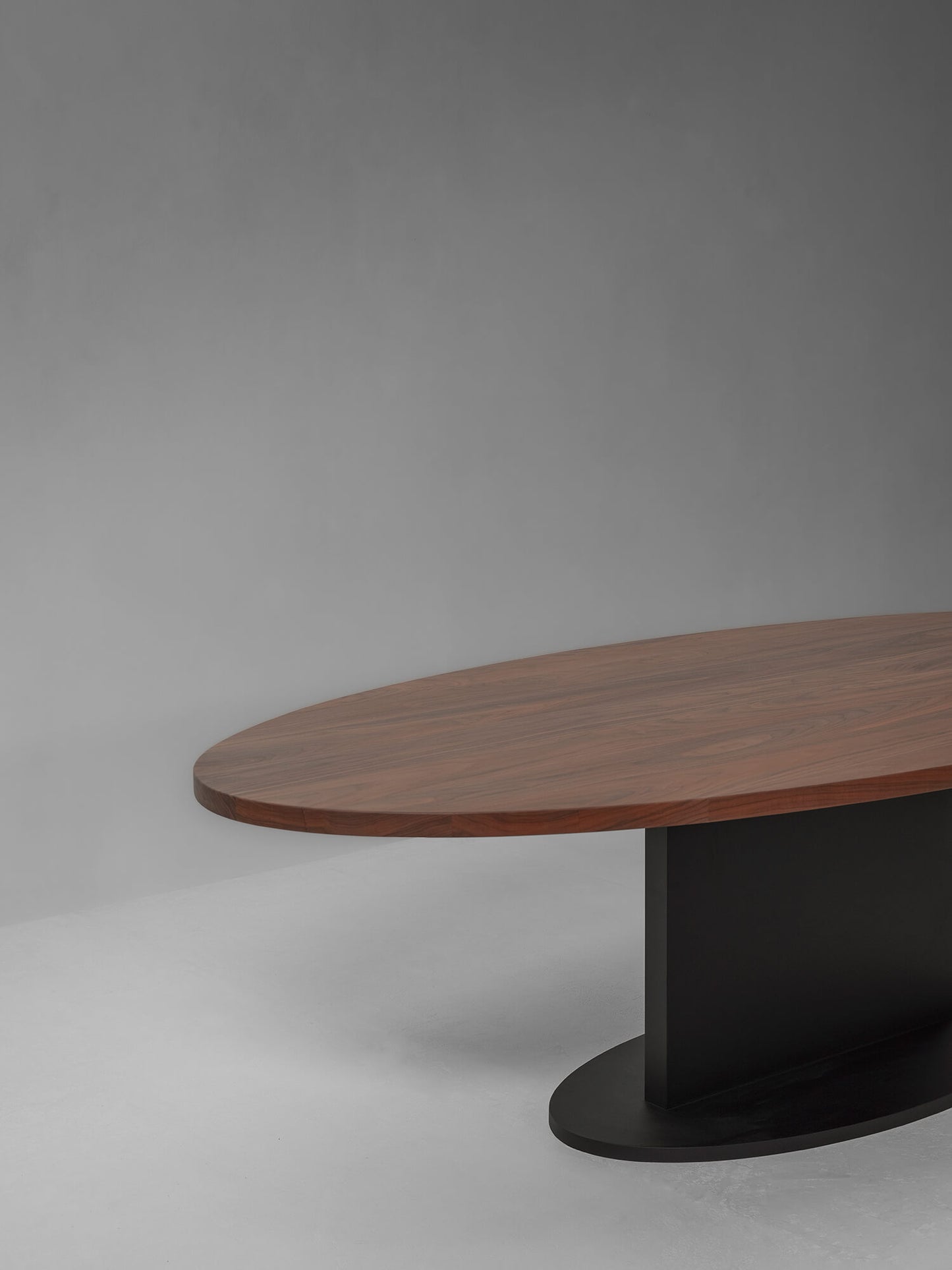 OPIUM OVAL ∙ DINING TABLE