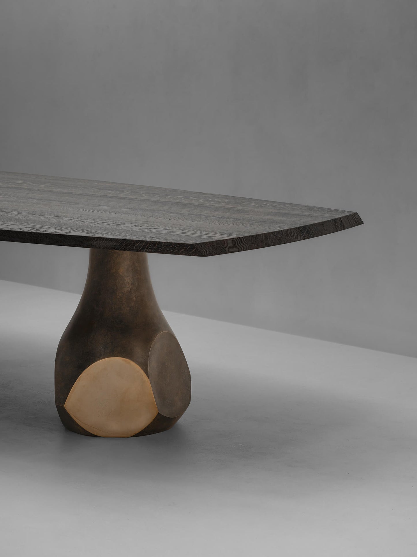 PUKKA ∙ DINING TABLE