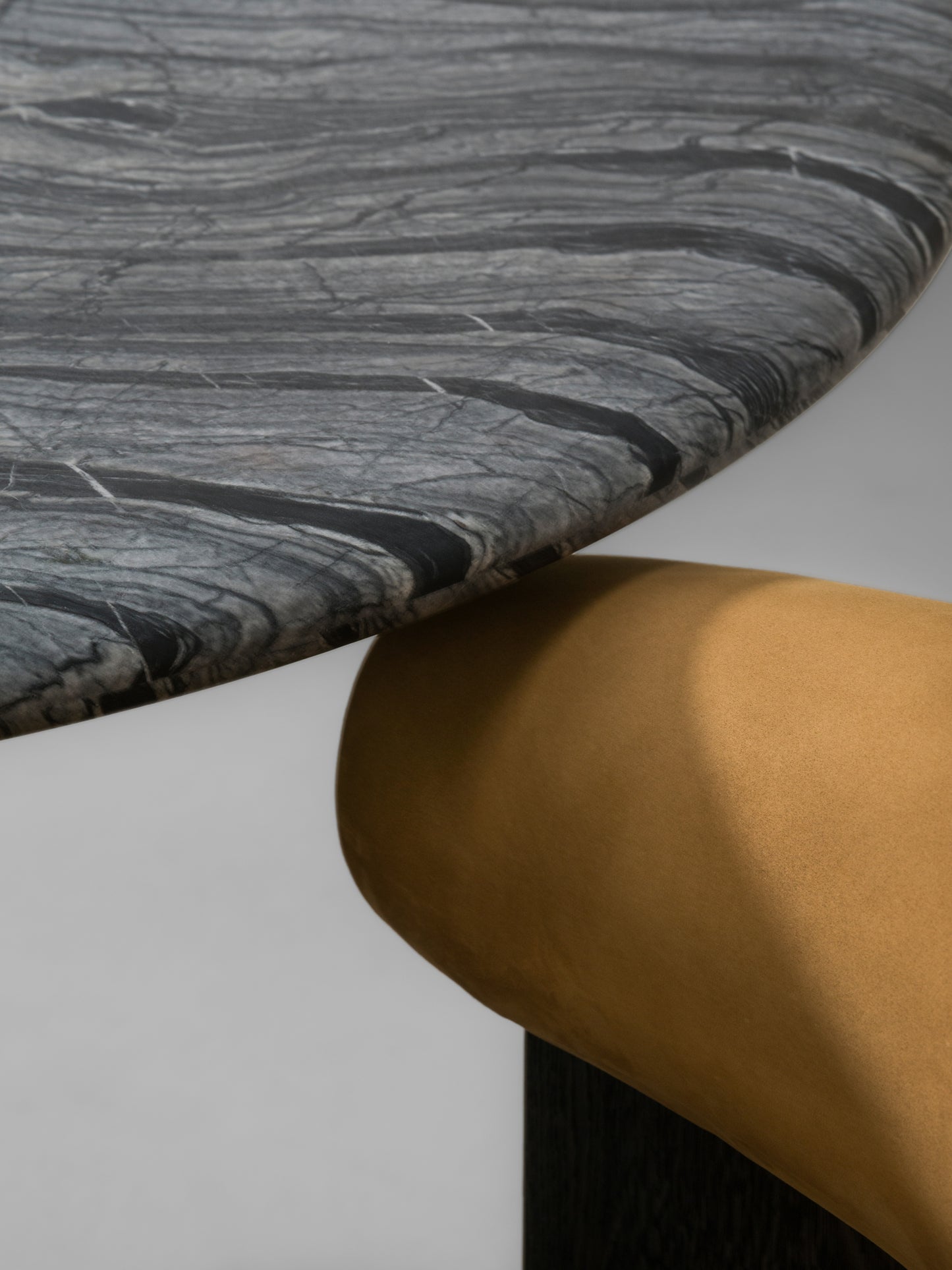 PATINE ∙ LOW DINING TABLE ROUND
