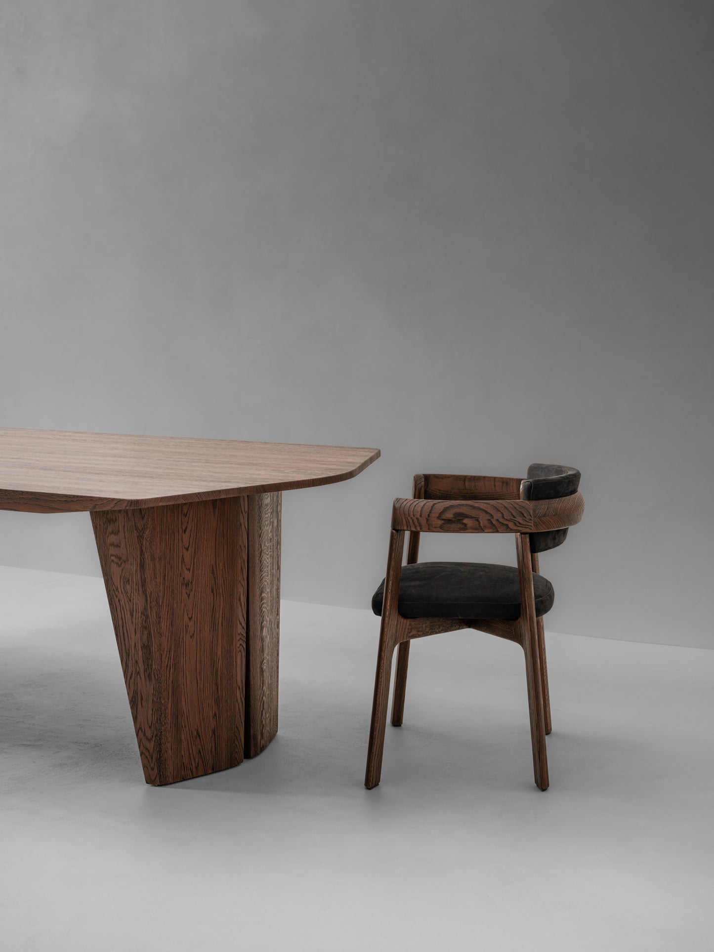 ROMY ∙ DINING TABLE
