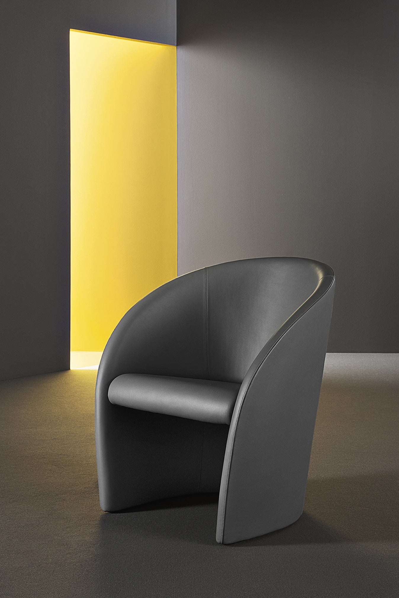 poltrona frau intervista armchair