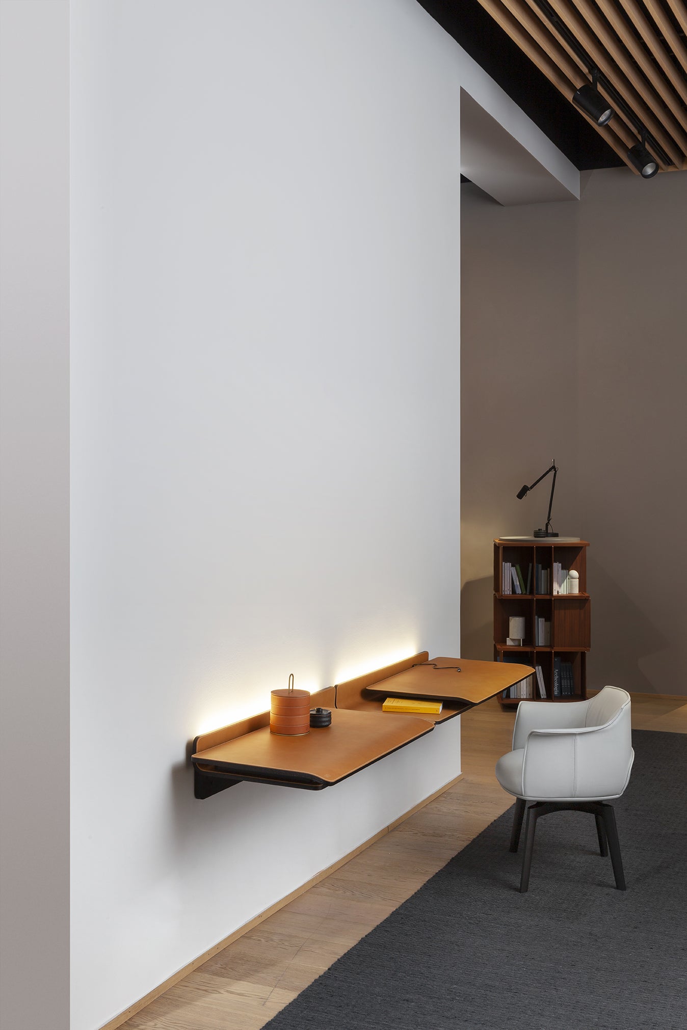 poltrona frau iren wall desk