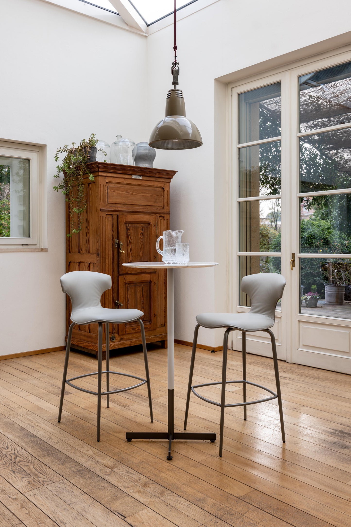 poltrona frau montera mas stool with metal base