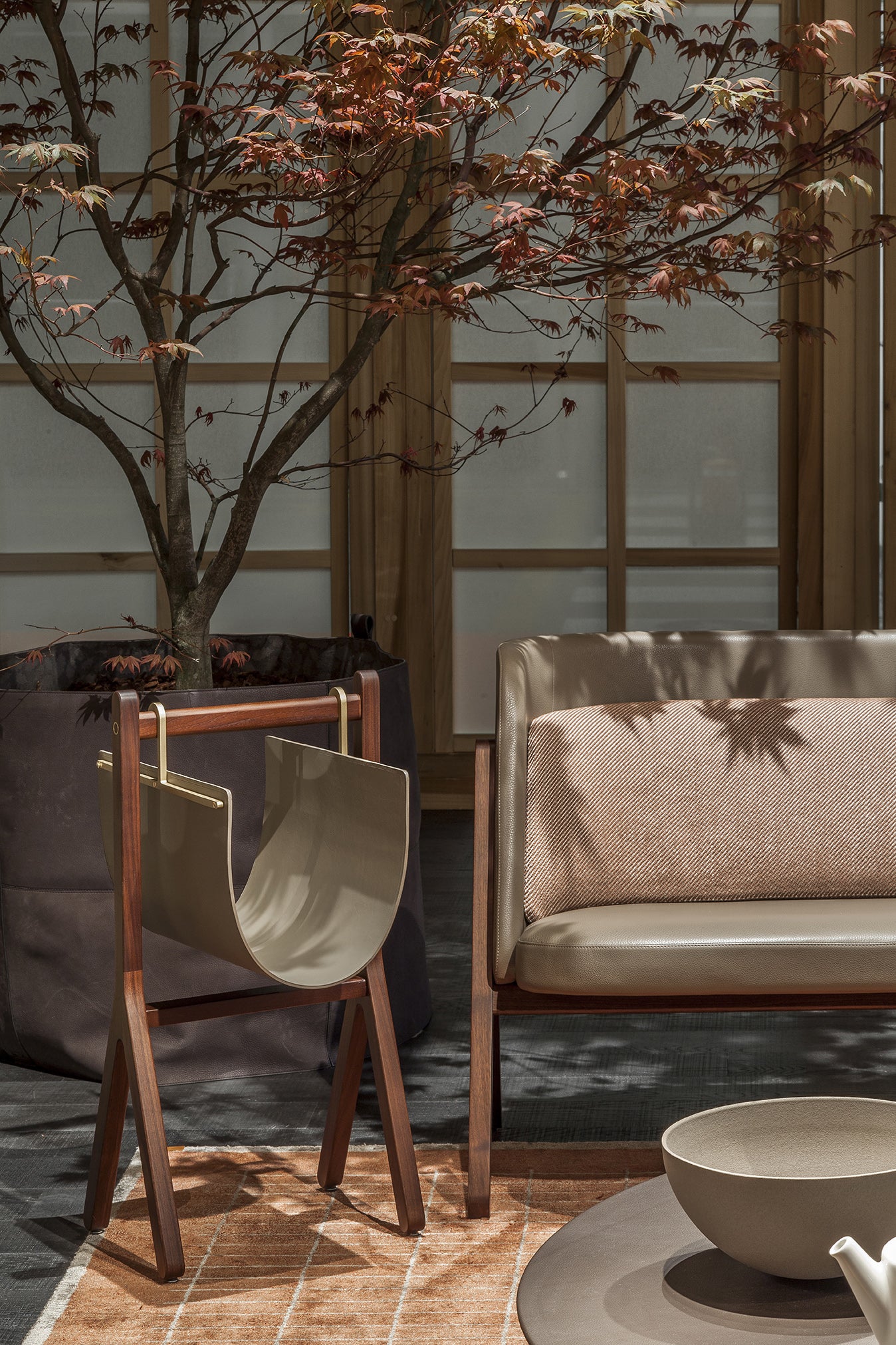 poltrona frau ren magazine rack