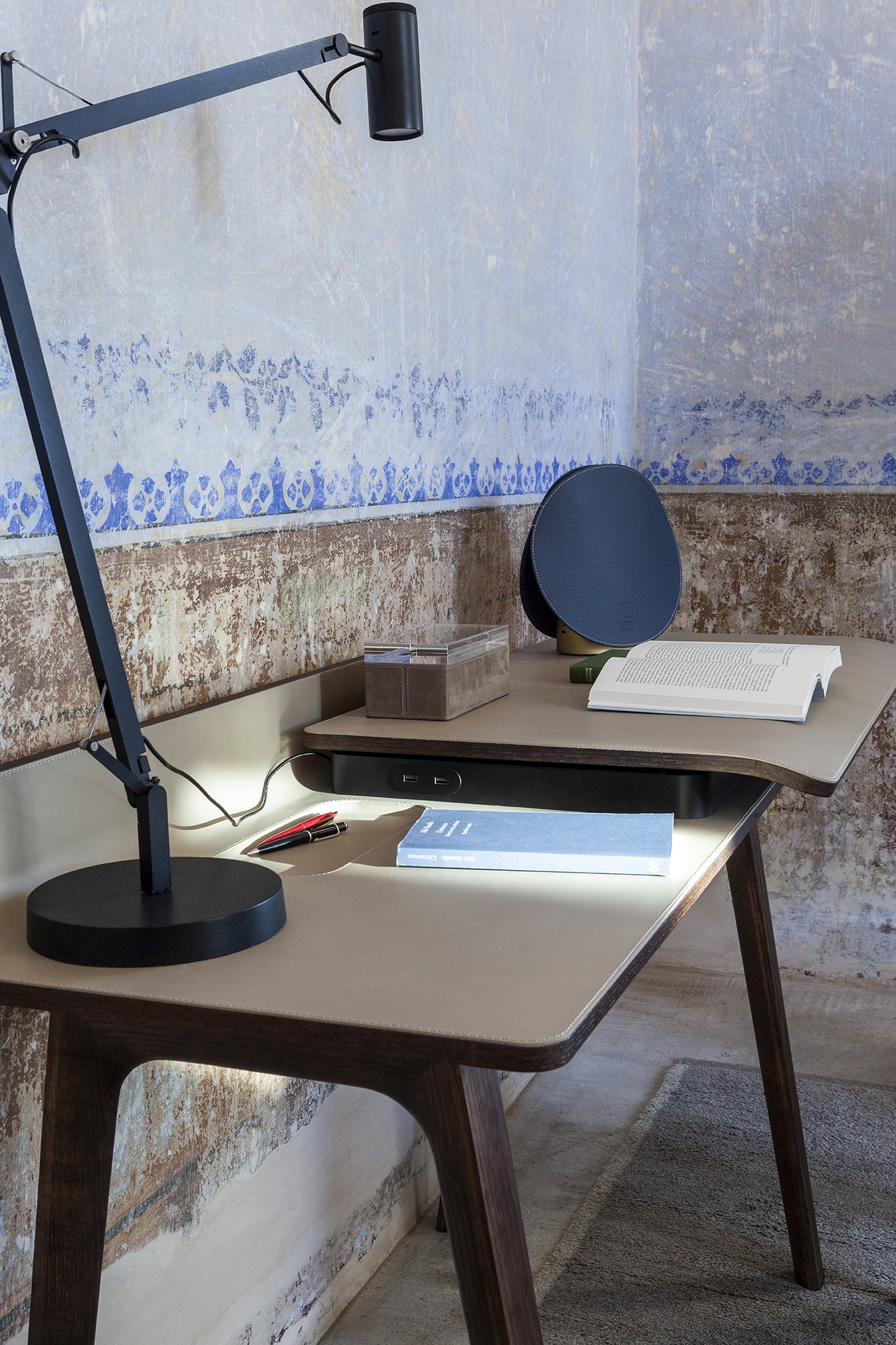 poltrona frau iren freestanding desk