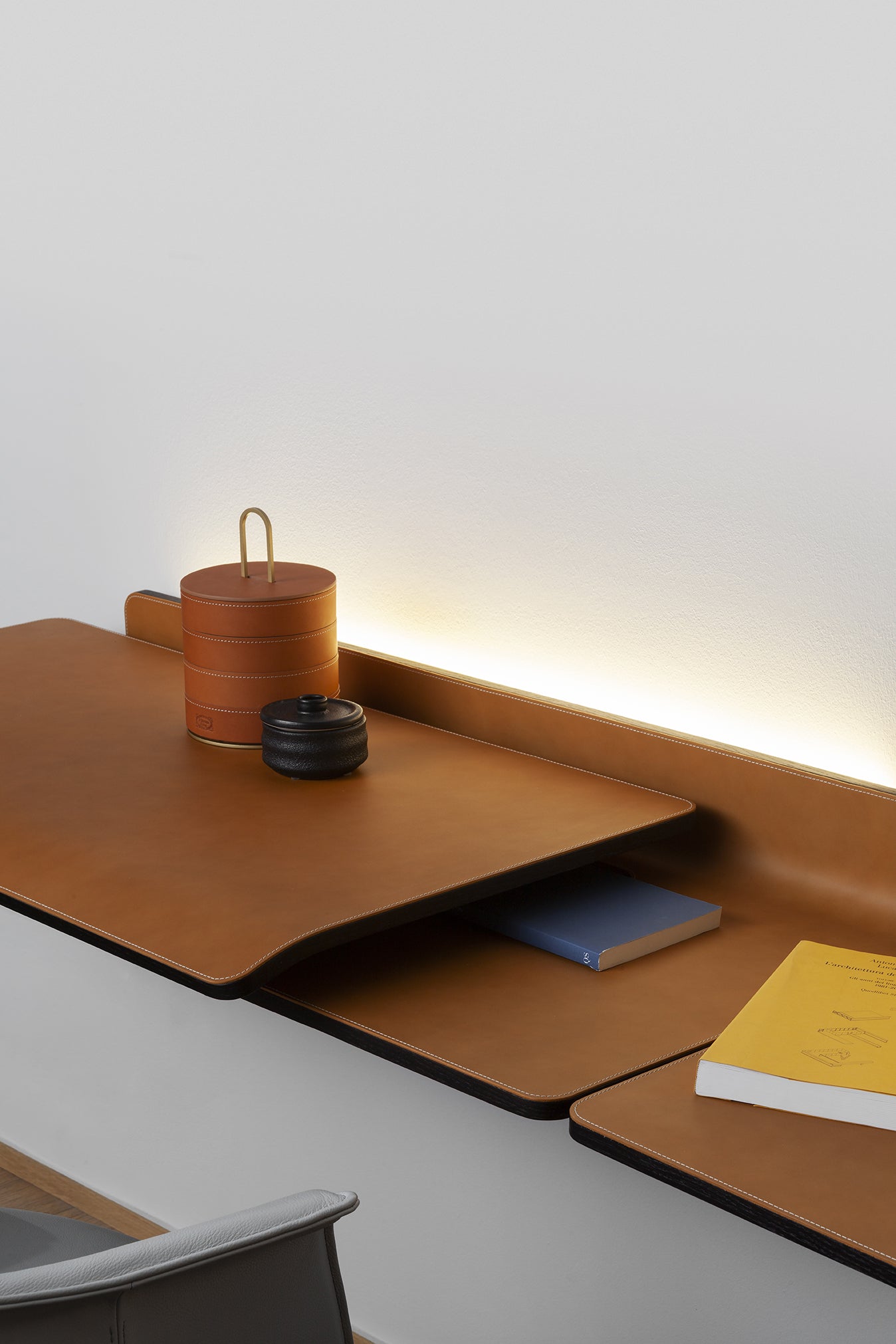poltrona frau iren wall desk