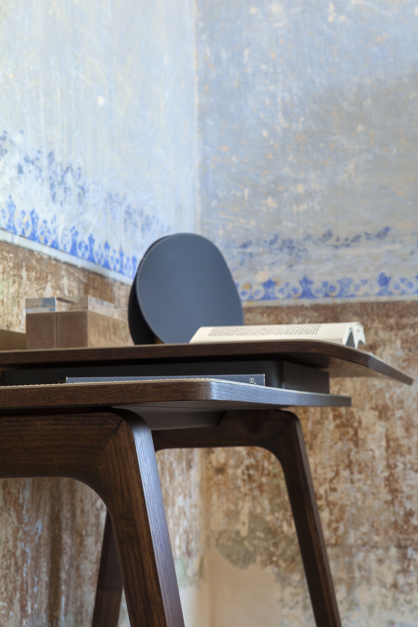 poltrona frau iren freestanding desk