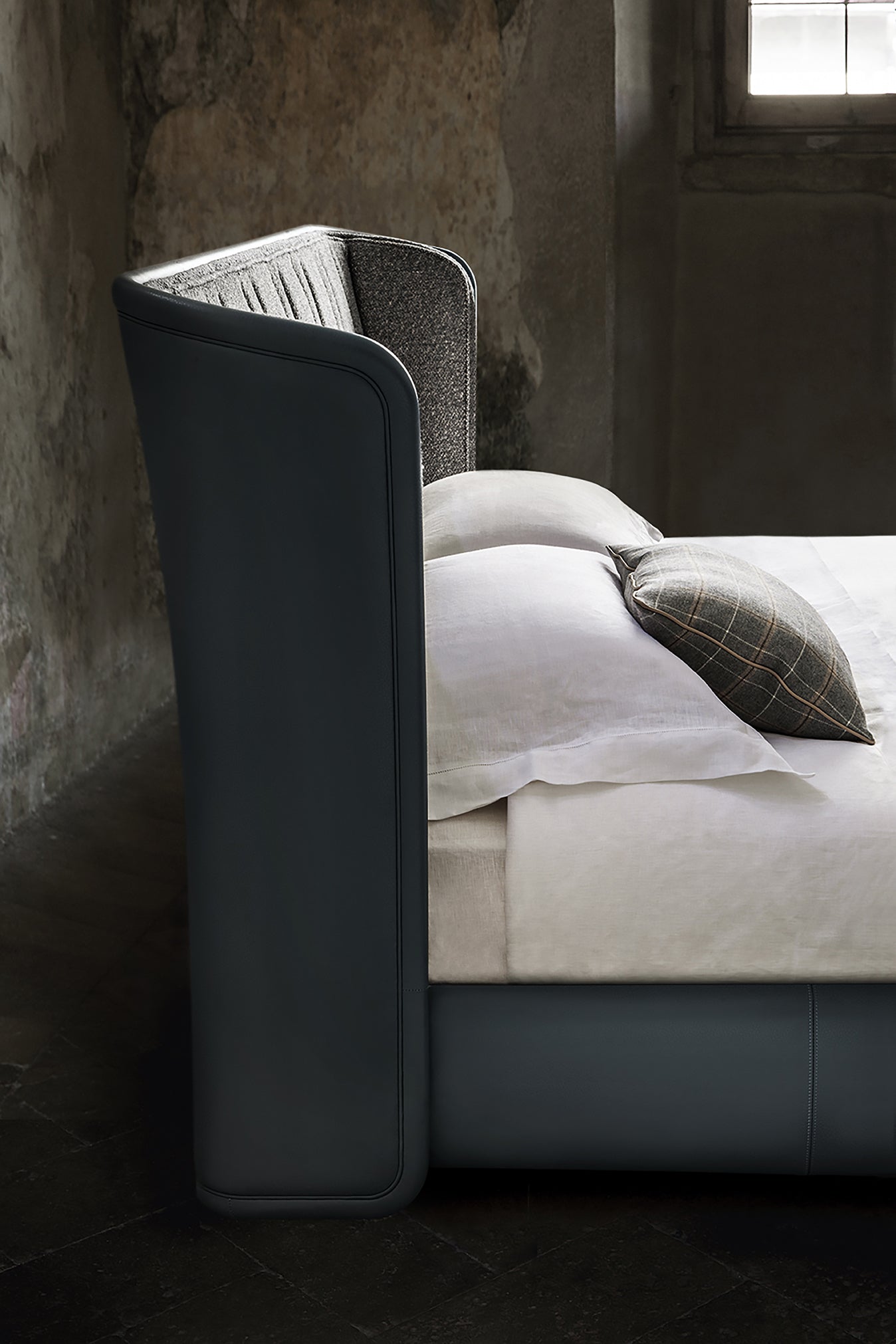 poltrona frau lola darling bed
