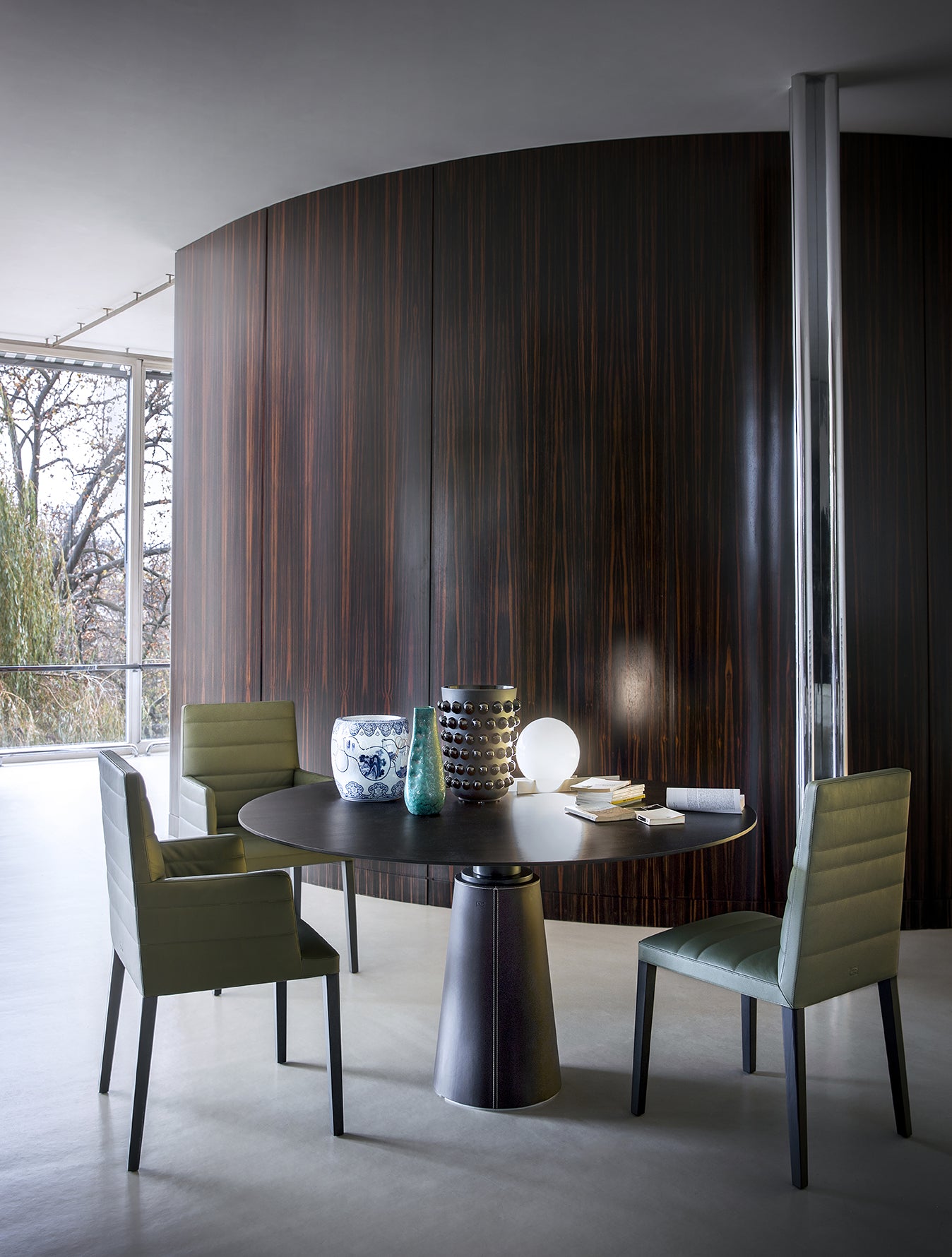 poltrona frau mesa due round table