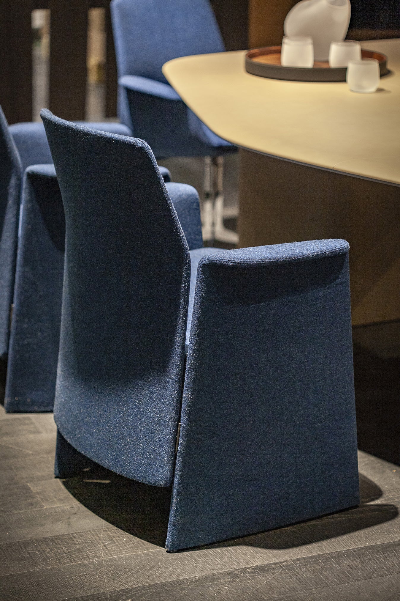 poltrona frau downtown conference bridge chair