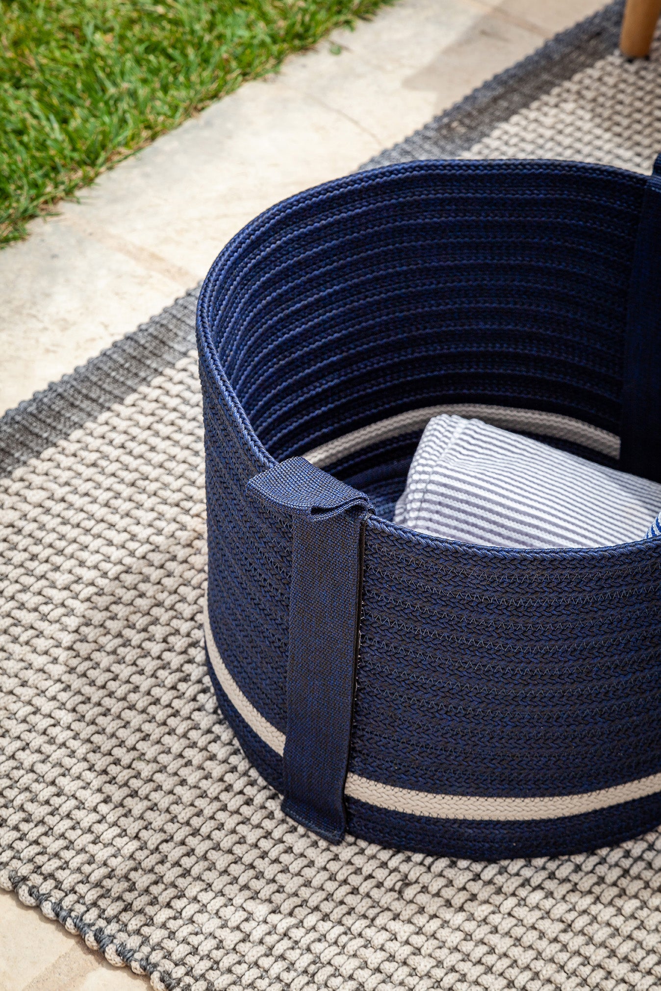 poltrona frau grand vizier rug