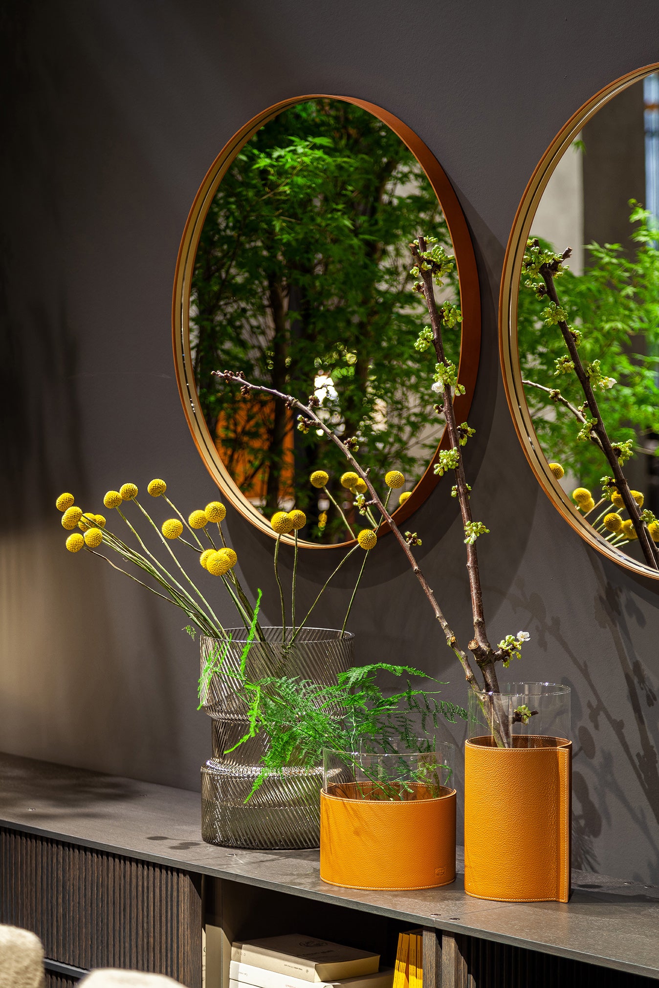 poltrona frau ren round mirror