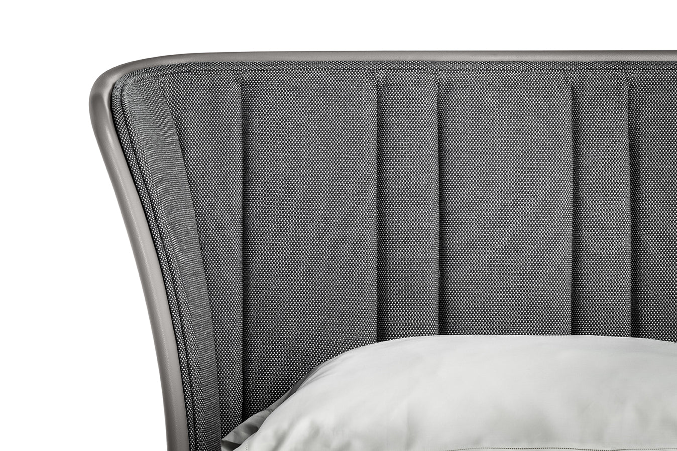 poltrona frau lola darling bed