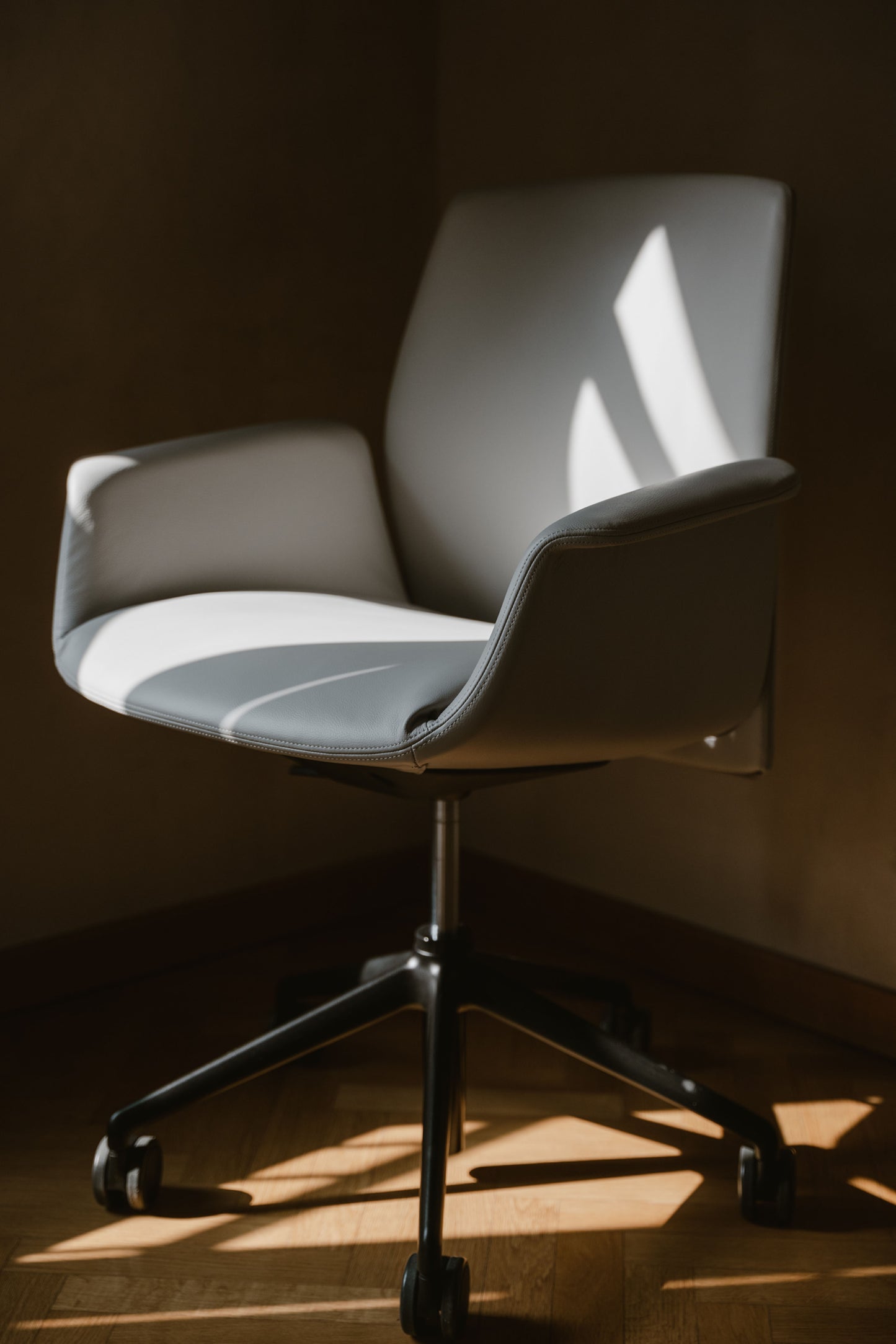 poltrona frau downtown conference 360 chair