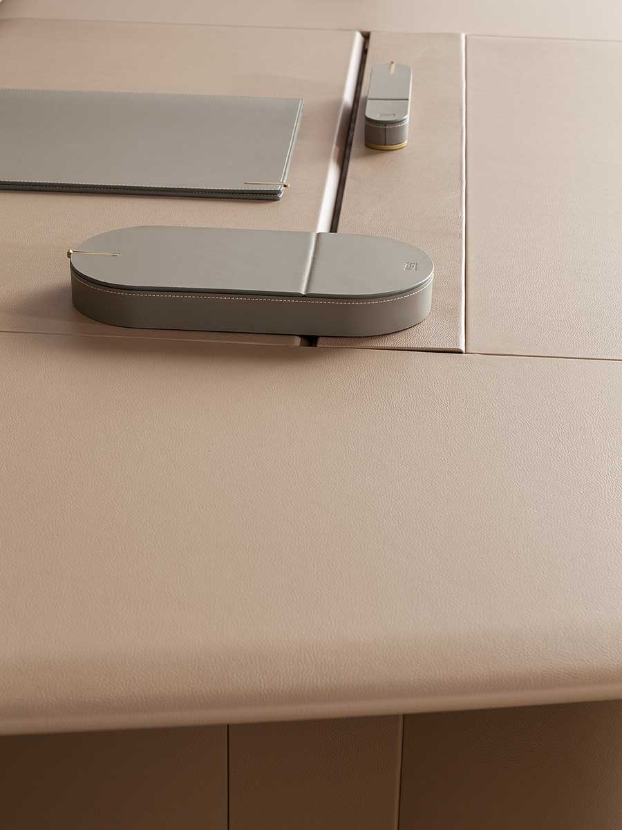 poltrona frau trust iconic desk