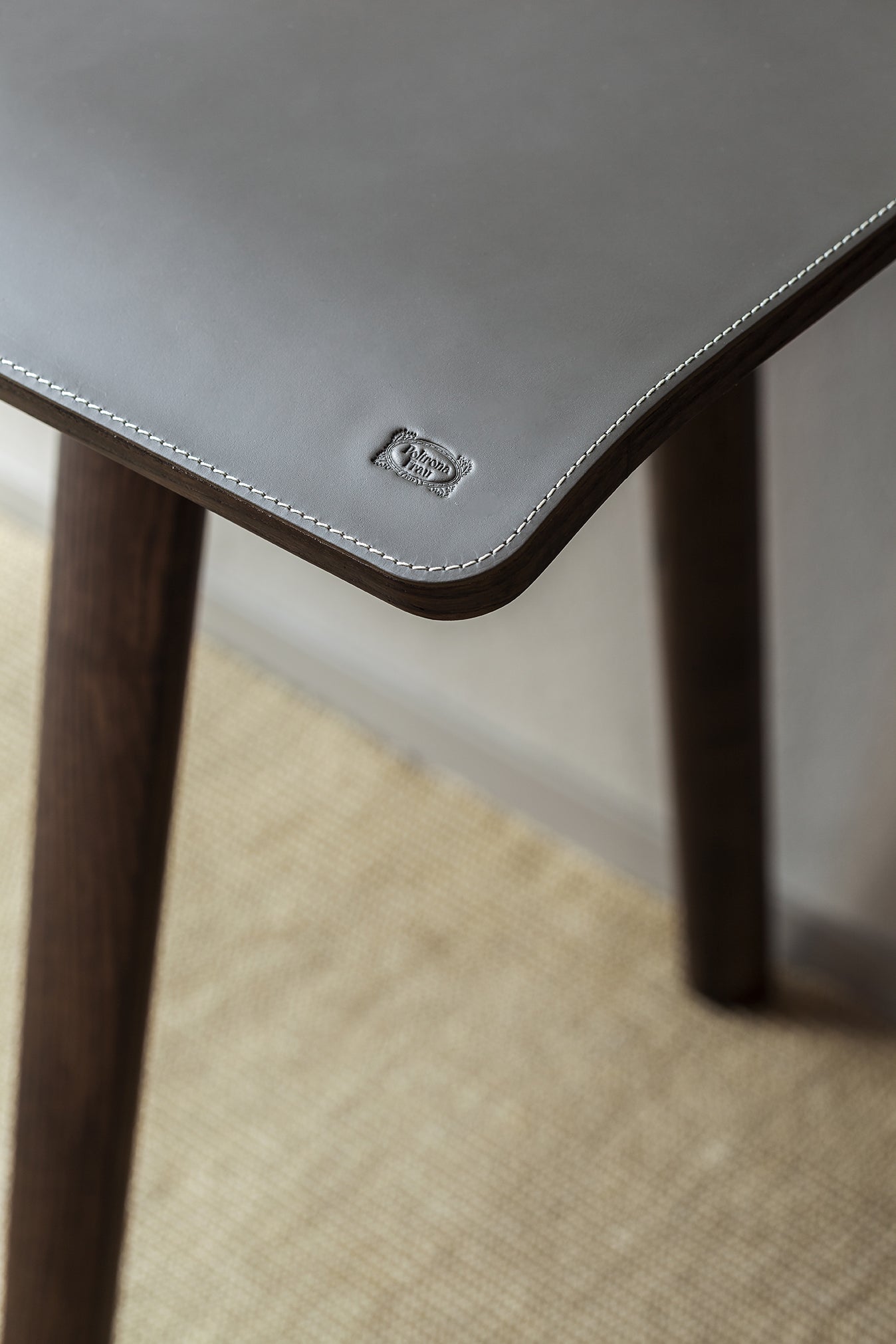 poltrona frau iren freestanding desk