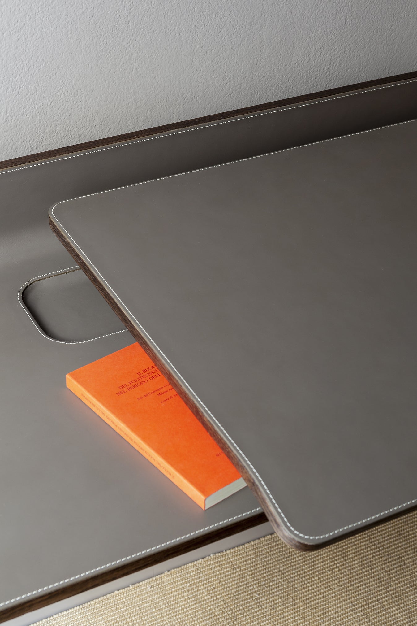 poltrona frau iren freestanding desk