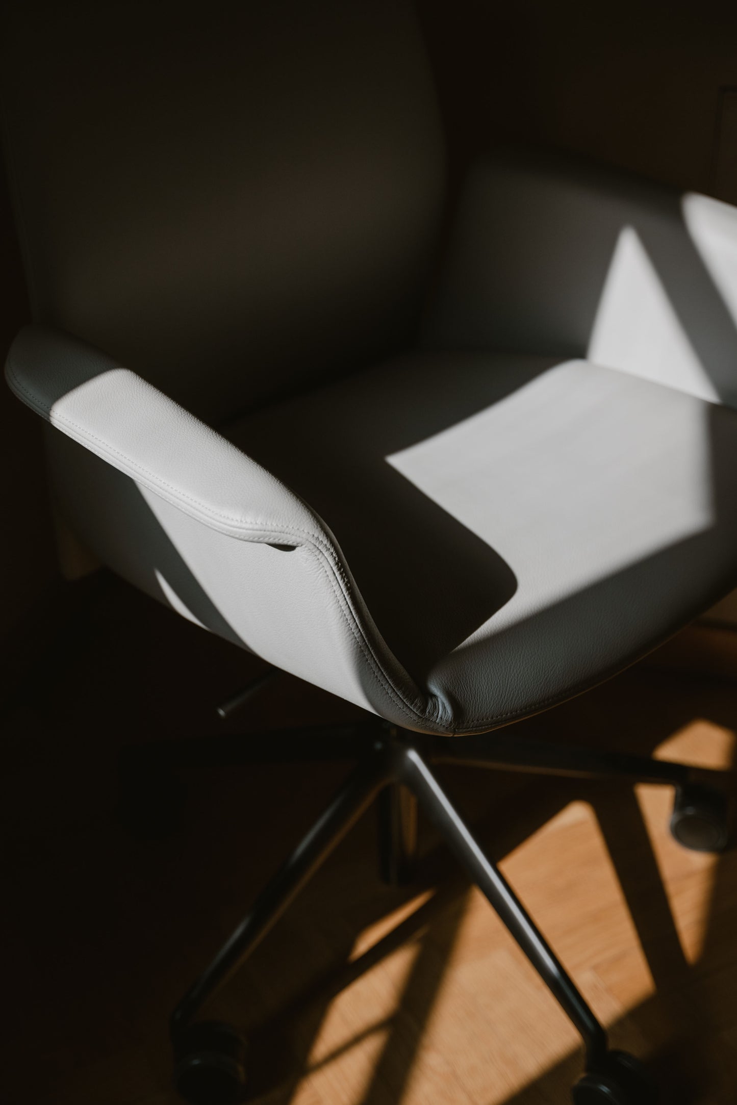 poltrona frau downtown conference 360 chair