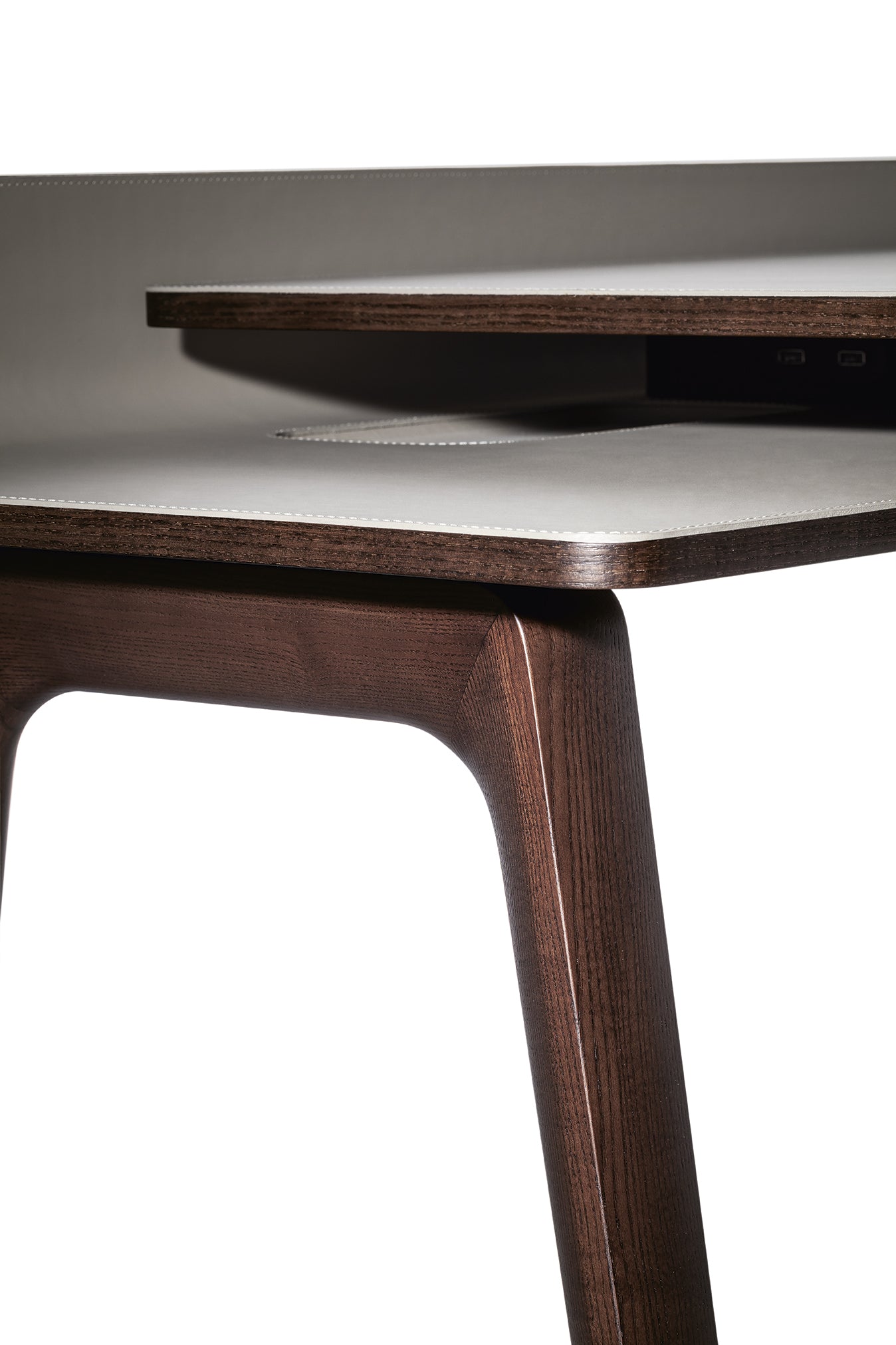 poltrona frau iren freestanding desk
