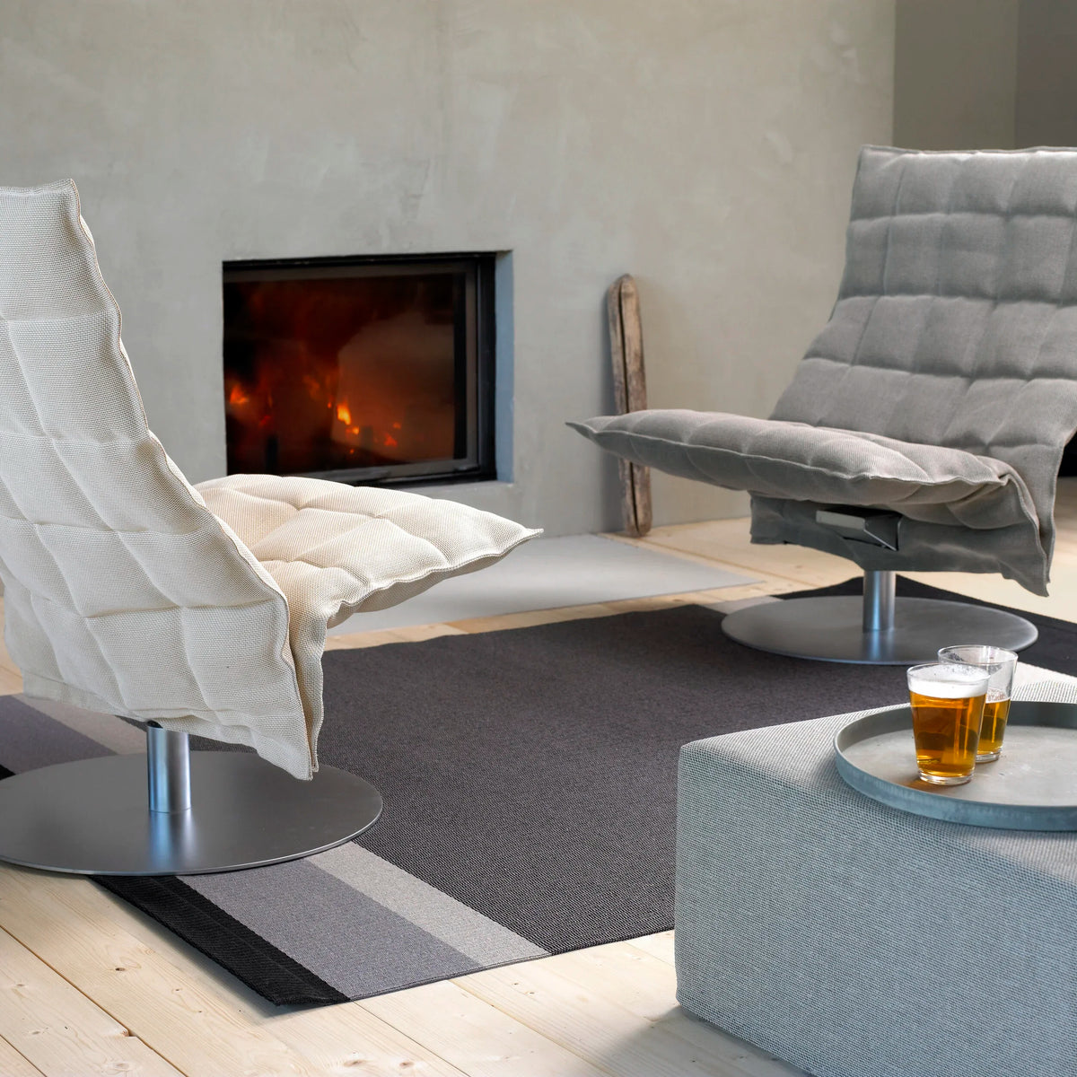 Wide Swivel k chair with plate base