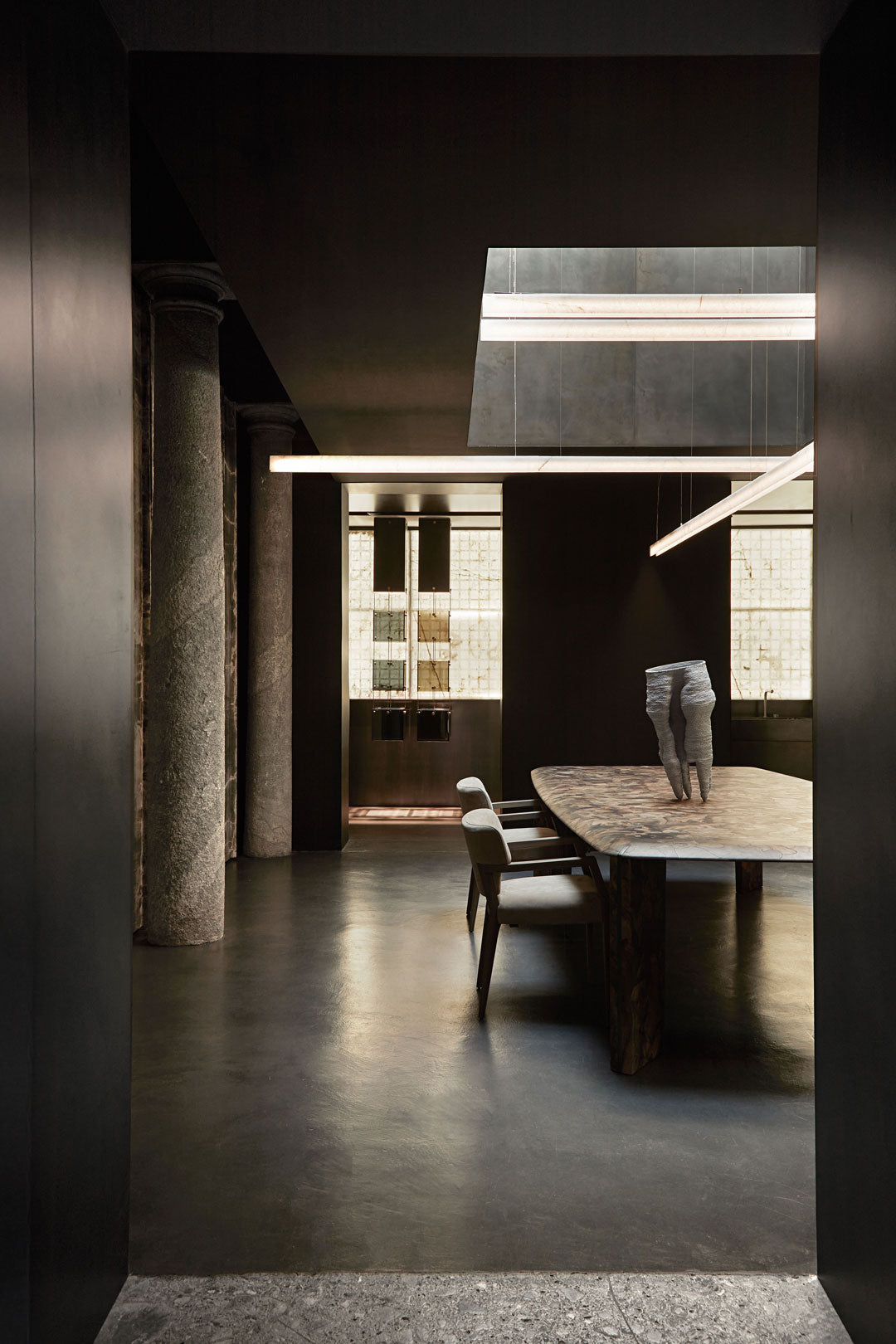 Grand Stand Dining Table