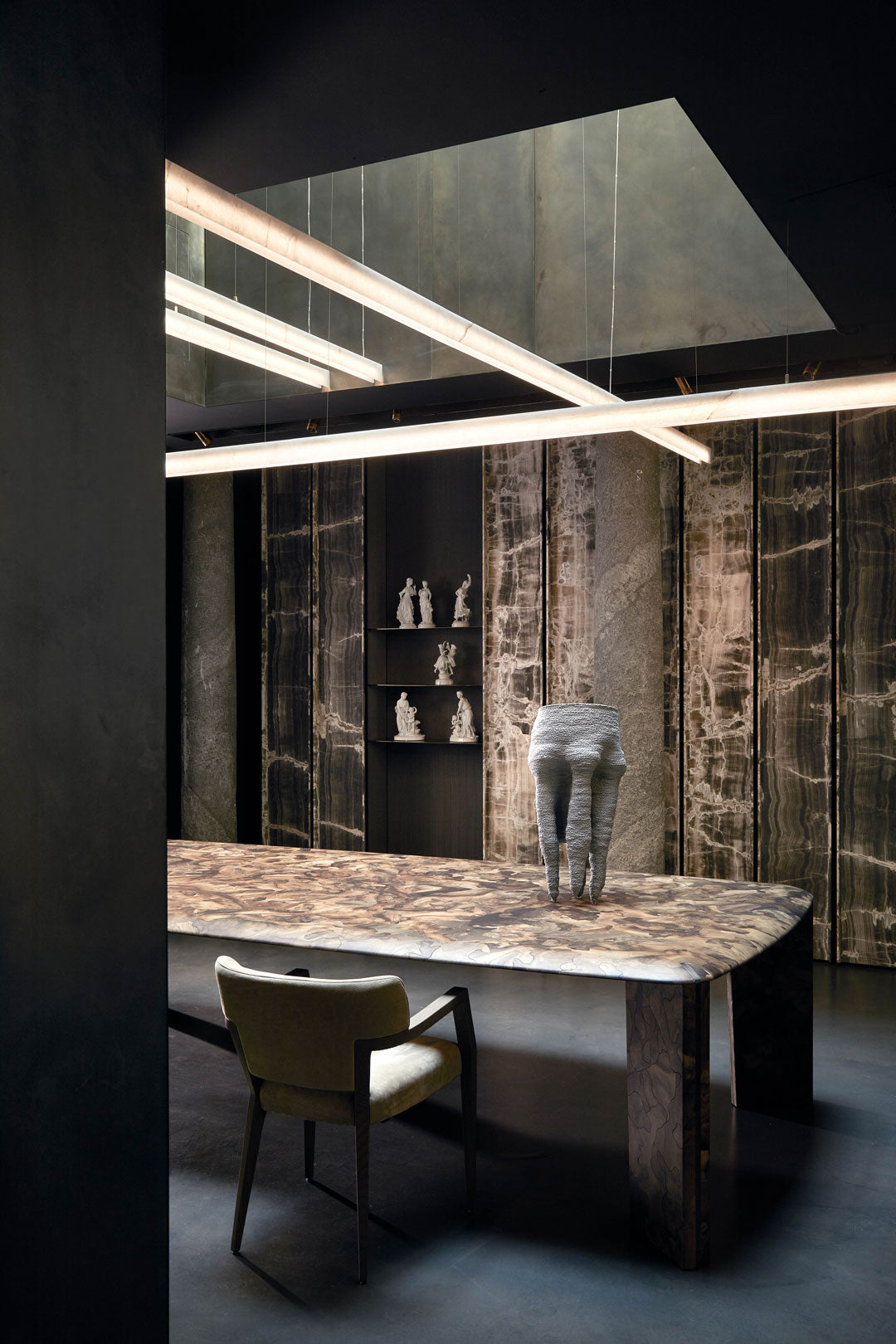 Grand Stand Dining Table
