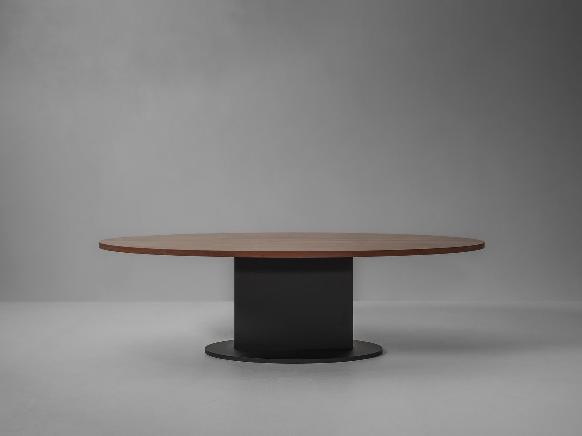 OPIUM OVAL ∙ DINING TABLE