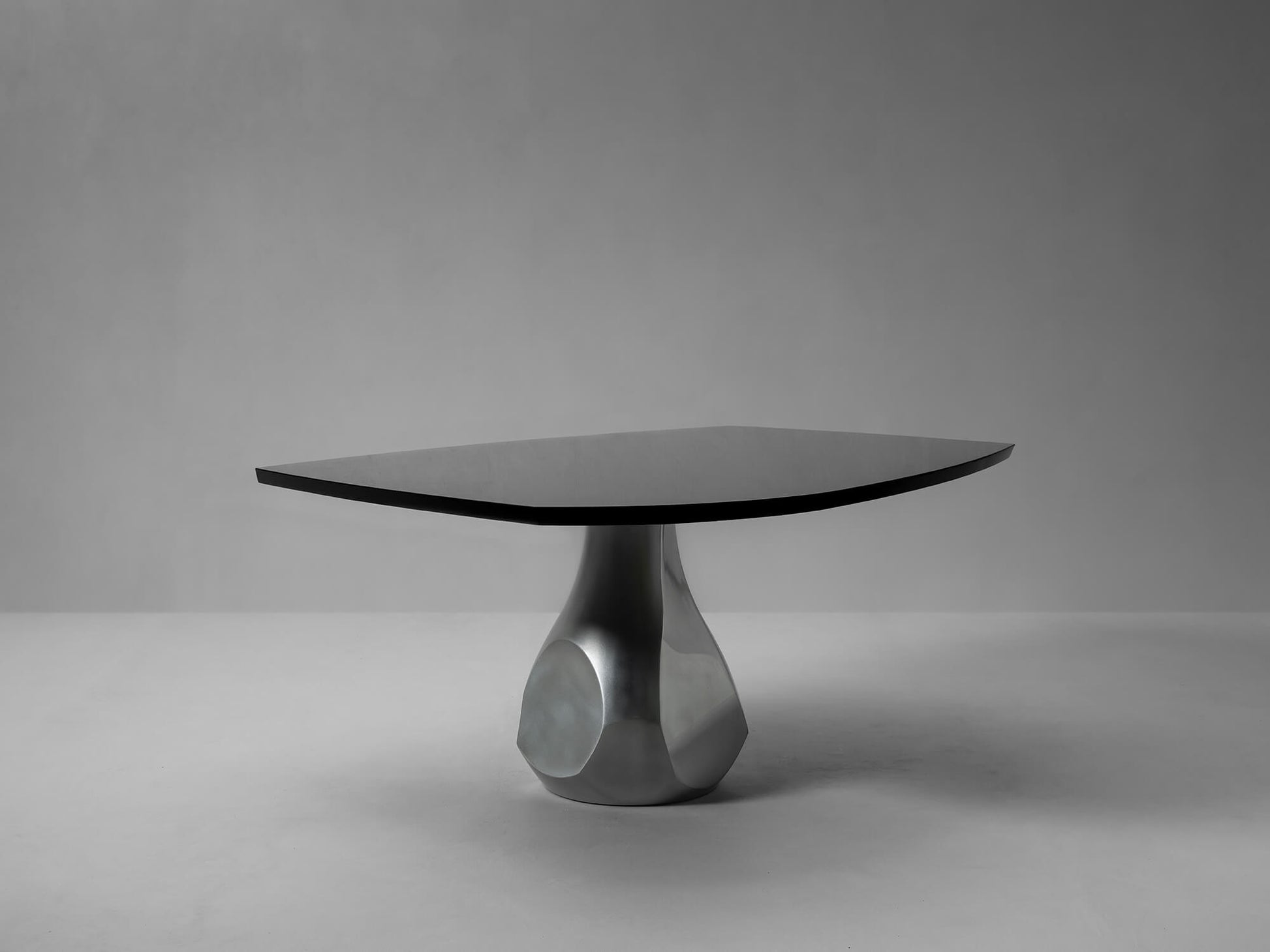 PUKALU ∙ DINING TABLE