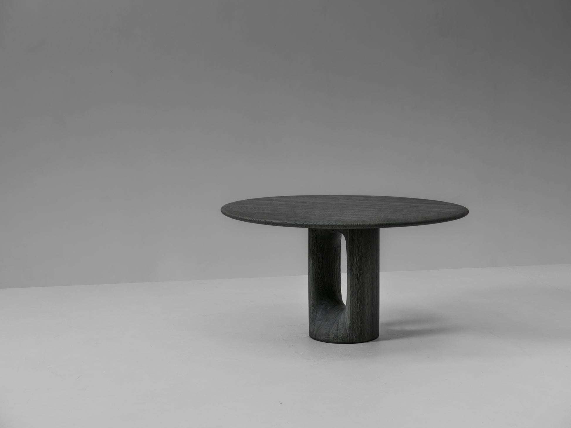 PATINE ∙ LOW  DINING TABLE ROUND