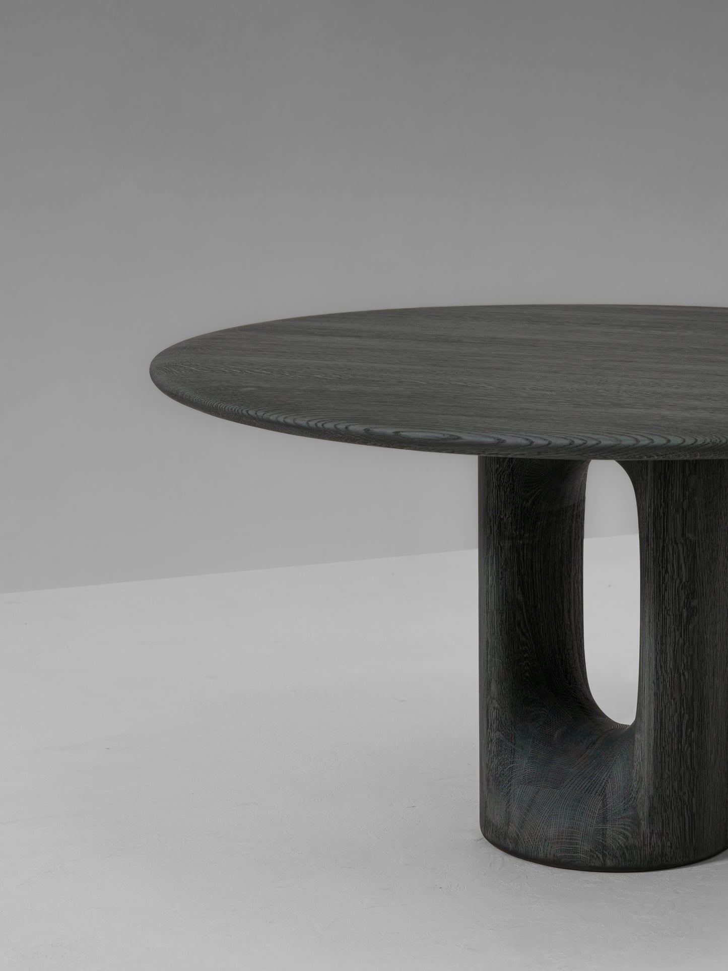 PATINE ∙ LOW  DINING TABLE ROUND