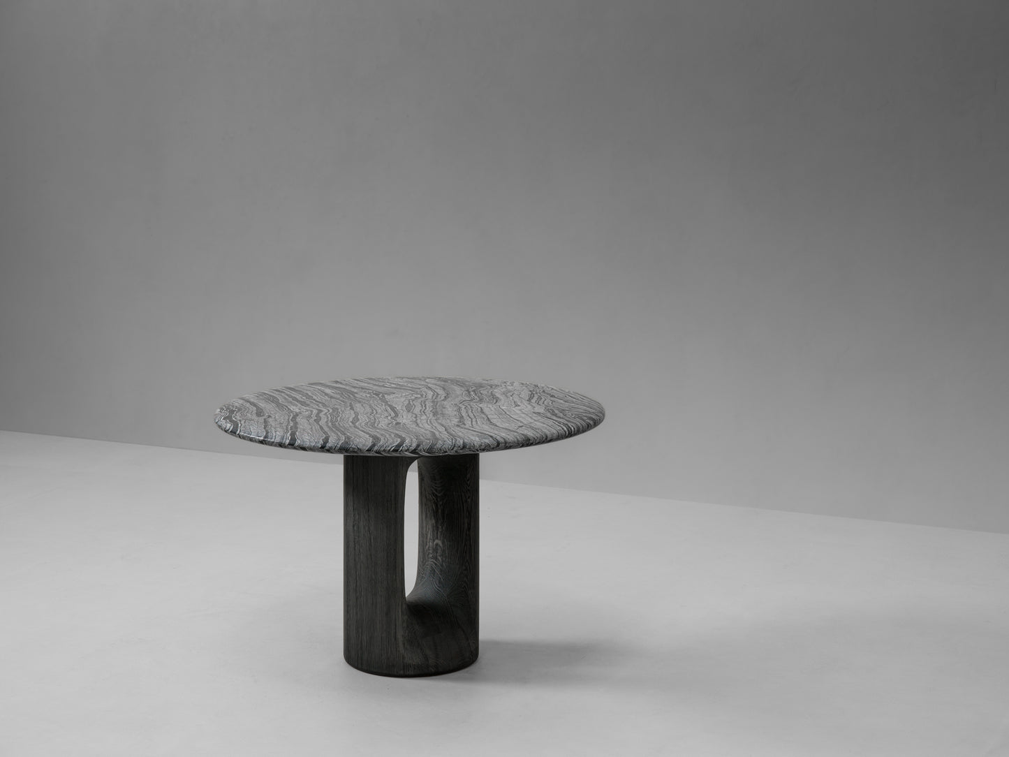PATINE ∙ LOW  DINING TABLE ROUND