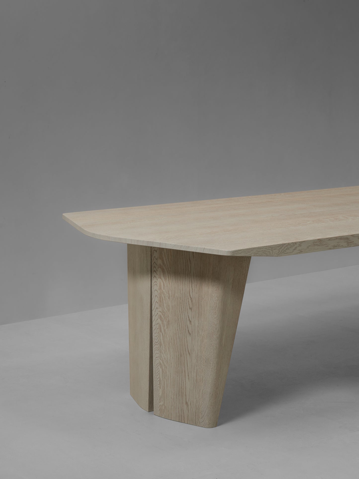 ROMY ∙ DINING TABLE