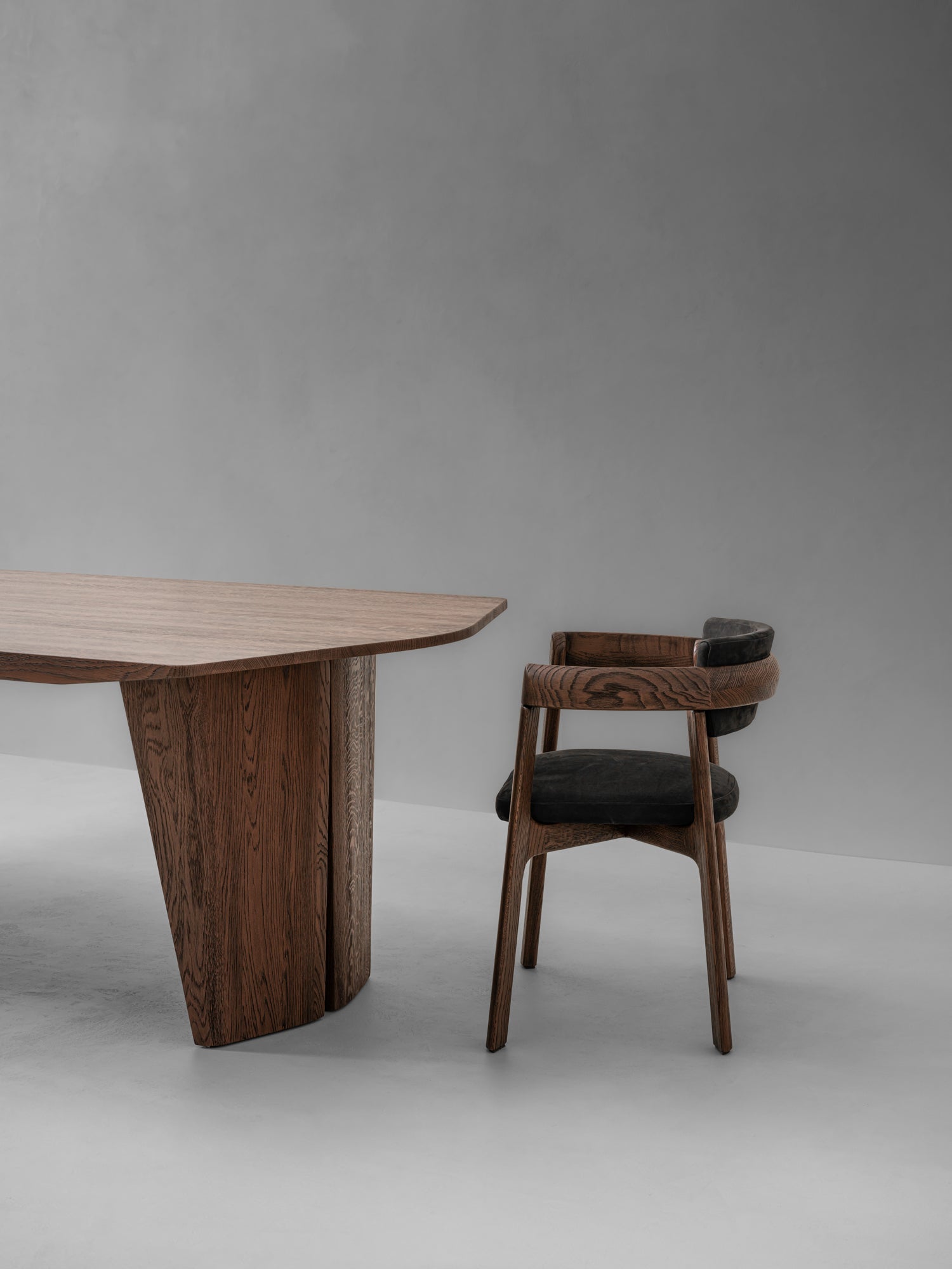 ROMY ∙ DINING TABLE