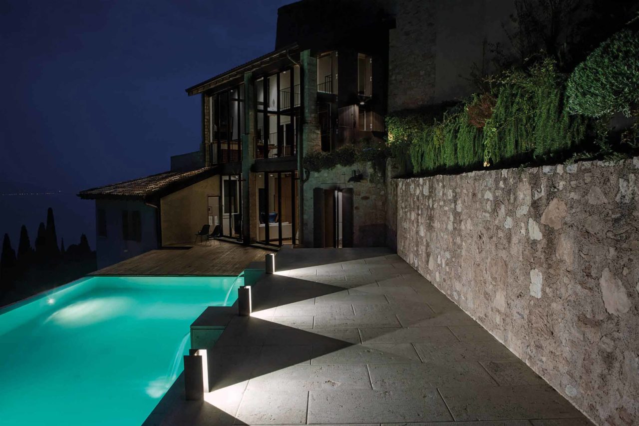 Mais Plus Que Cela Je Ne Peux Pas Outdoor Light